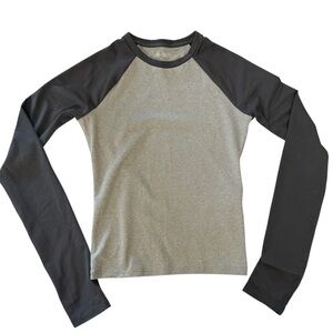 Hollister | Women’s Gray and Dark Gray Long Sleeve Tee- Size XXS
